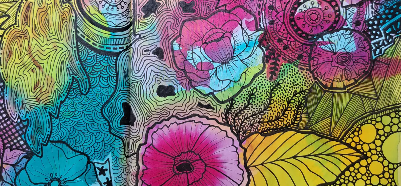 Gros plan fleurs graphiques carnet ouvert, encres colorex turquoise rose jaune et feutres noirs zentangle pointillisme
