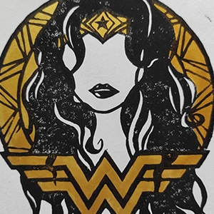 Fan art Wonder Woman linogravure noir et or, plusieurs impressions et figurine Lego, As de Lune Création