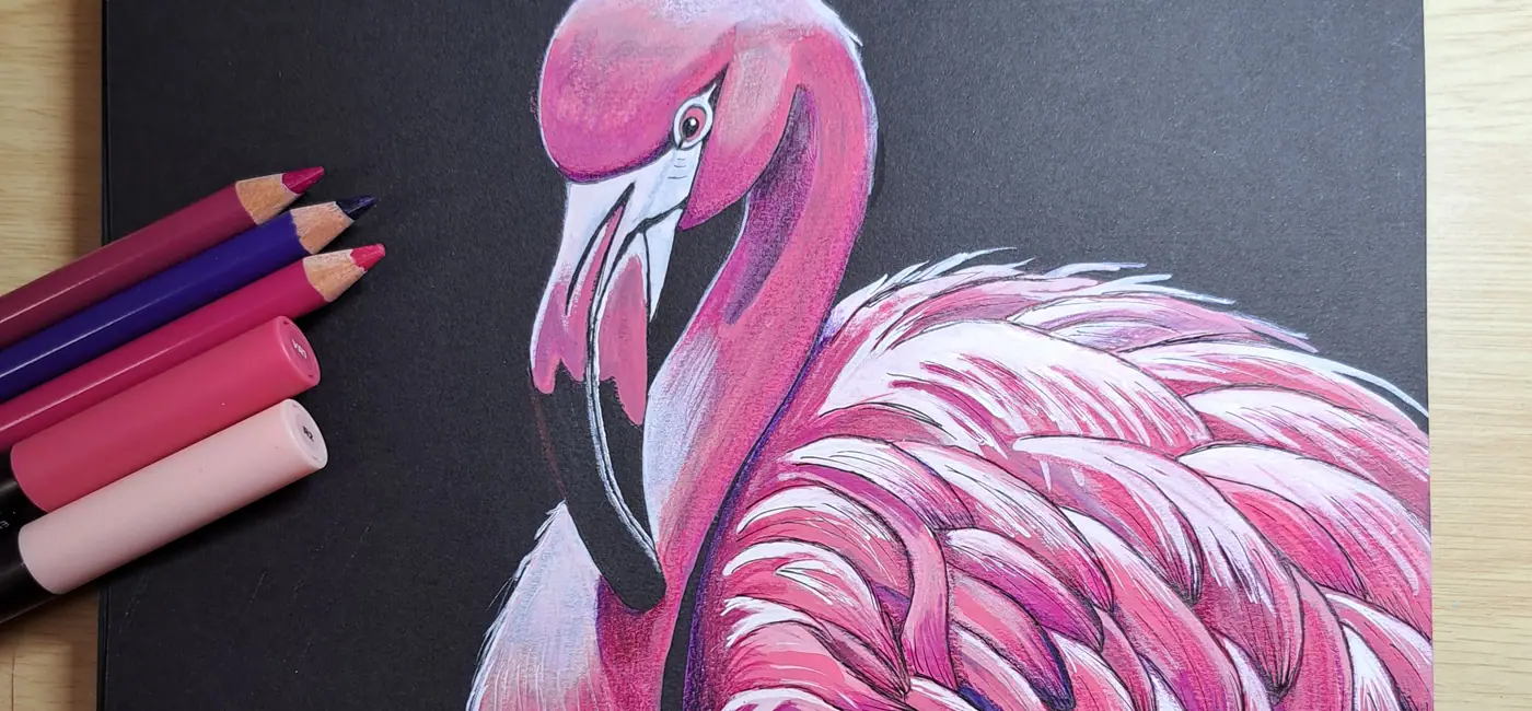 Gros plan flamant rose feutres acryliques fond noir, plumes roses fuchsia mauves, crayons de couleurs posés à côté