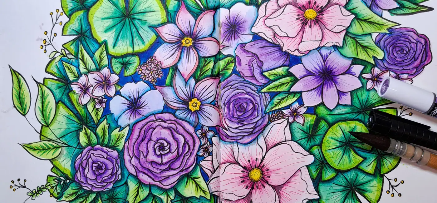 Explosion florale roses anémones feuillages, feutres aquarellables mauves et violets fond bleu, feutres noirs