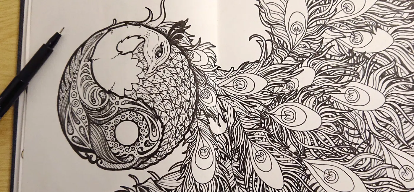 Paon zentangle feutre noir, corps en yin yang envahi de plumes et motifs, composition double page