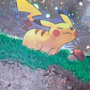 Carte Pokemon Pikachu customisée peinture acrylique holographique, illustration débordante fan art customisations As de Lune Création