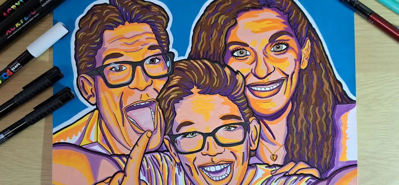 Gros plan portrait famille illustré trois personnages, peinture acrylique tons orange violet fond bleu, feutres acryliques posés autour